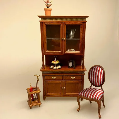 Miniature Chatol med guldkant - Nød, valnød, chartol, spisestue, møbel, skab, buffet, dukkehus, dukkehusting, dukkehusmøbler, møbler, miniaturer, 1:12, dukkemøbler, nisser, nissehus, nissebo, juleting, julekalender, lav selv, nissedør, håndlavet, titanians palads, symbolsk, gave, gaveide, elegant, stilmøbler, biti, ribe