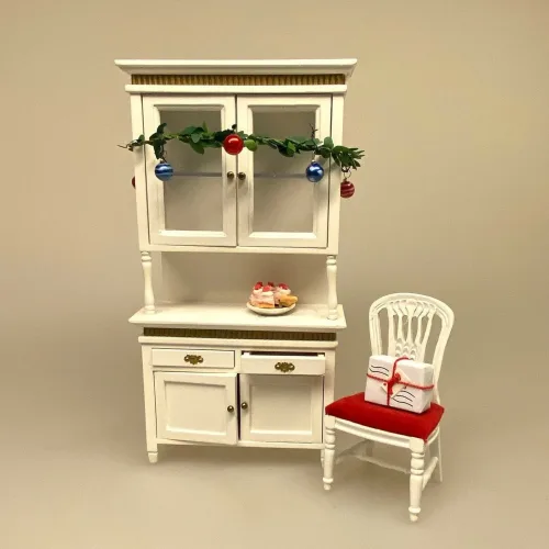 Miniature Chatol med guldkant - hvidt, chartol, spisestue, møbel, skab, buffet, dukkehus, dukkehusting, dukkehusmøbler, møbler, miniaturer, 1:12, dukkemøbler, nisser, nissehus, nissebo, juleting, julekalender, lav selv, nissedør, håndlavet, titanians palads, symbolsk, gave, gaveide, elegant, stilmøbler, biti, ribe