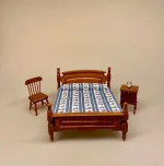 Miniature Dobbeltseng nød med blåt sengetæppe, soveværelse, forældre, dobbelt seng, dobbeltseng, dukkehus, møbler, miniature, dukkemøbler, tilbehør, ting til, 1:12, lille, sjov, symbolsk, sangskjuler, gavekort, gave, miniaturer, dukkestue, dukkeseng, biti, ribe