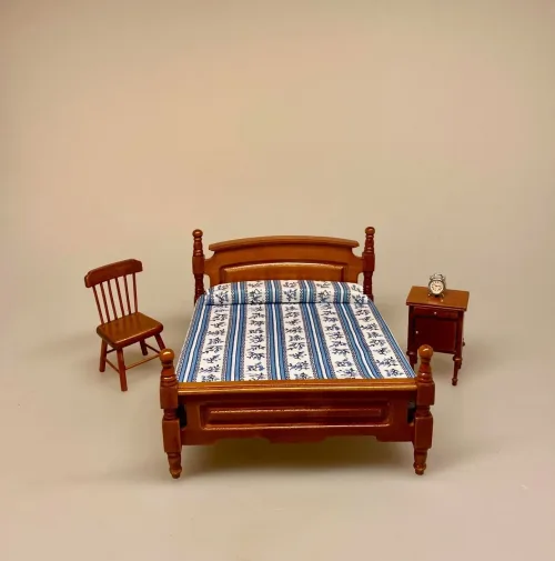 Miniature Dobbeltseng nød med blåt sengetæppe, soveværelse, forældre, dobbelt seng, dobbeltseng, dukkehus, møbler, miniature, dukkemøbler, tilbehør, ting til, 1:12, lille, sjov, symbolsk, sangskjuler, gavekort, gave, miniaturer, dukkestue, dukkeseng, biti, ribe