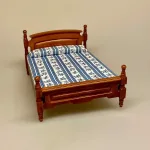Miniature Dobbeltseng nød med blåt sengetæppe, soveværelse, forældre, dobbelt seng, dobbeltseng, dukkehus, møbler, miniature, dukkemøbler, tilbehør, ting til, 1:12, lille, sjov, symbolsk, sangskjuler, gavekort, gave, miniaturer, dukkestue, dukkeseng, biti, ribe
