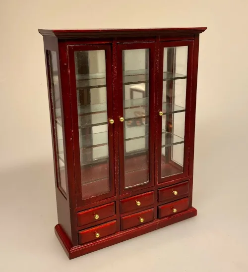 Miniature Glas Skab Trefløjet Mahogny, herskabeligt, spisestue, vitrine, fysik, biologi, naturfag, naturvidenskab, forskning, laboratorium, laboratorie, forsøg, videnskab, færdig, symbolsk, gave, sangskjuler, doktor, miniaturer, dukkehus, ting til, tilbehør, dukkehusting, dukkehustilbehør, skole, 1:12, små, småt, biti, ribe, nisser, nisseskole, birgitte frigast, skolestue,, bogskab, bibliotek, herreværelse,