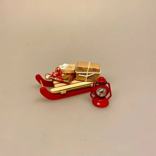 Miniature Kælk af træ Rød-Natur, kælk, trækælk, slæde, træslæde, vinter, dukkehus, tilbehør, ting, til, jul, juleting, nisser, nisserne, julegaver, juletræ, fælde, 1:12, nissedør, børn, dukkehusting, dukkehustilbehør, miniaturer, biti, ribe