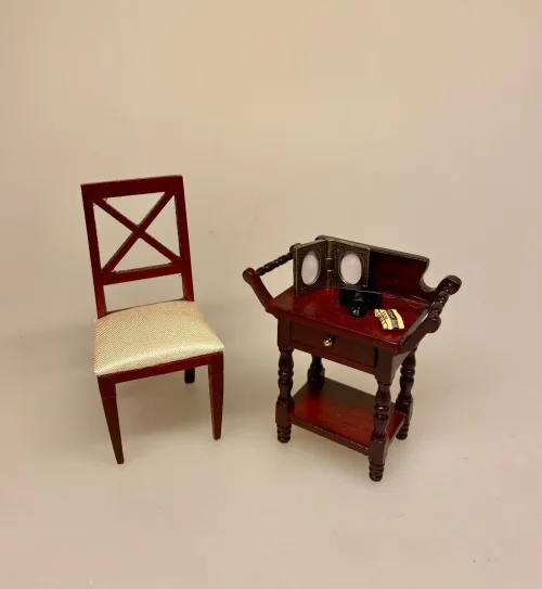 Miniature Billederamme Dobbelt Messing, bordramme, fotoramme, art deco, stil, jugendstil, skønvirke, miniature, sætterkasseting, ting til, sætterkassen, sættekasse, amagerhylde, sangskjuler, symbolsk, gave, gaveide, gavekort, pengegave, konfirmation, barnedåb, kigkasse, amagerhylde, mini, nisseting, nissetilbehør, nissedør, nissebo, biti, ribe, miniaturer, tebord. stol mahogny