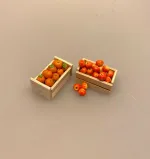 Miniature Kasse med Appelsiner, jaffa, juleappelsiner, clementiner, mandariner, Miniature Kasse med Honningmeloner, galia, melon, frugt, frugtkasse, dukkehuset, købmandsbutik, legemad, miniature, mad, dukkehusmad, dukkehustilbehør, grønthandel, grønthandler, frugt, grønt, nisser, nissetilbehør, sætterkasse, gartner, drivhus, gave, gavekort, symbolsk, pengegave, sangskjuler, biti, ribe