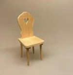 Miniature Køkkenstol med hjerte Natur, stol, dukkestol, dukkehus, dukkemøbler, dukkehusmøbler, miniature, 1:12, køkkenstol, symbolsk, gave, gavekort, nisser, nisse, tilbehør, ting til, dukkehuset, julepynt, opstilling, nissedør, nissehus, nissebo, birgitte frigast, biti, ribe, almue, bonde,