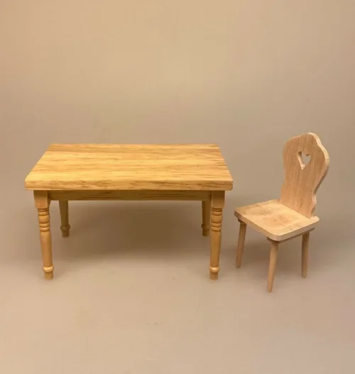 Miniature Spisebord - Natur, Miniature Køkkenstol med hjerte Natur, stol, dukkestol, dukkehus, dukkemøbler, dukkehusmøbler, miniature, 1:12, køkkenstol, symbolsk, gave, gavekort, nisser, nisse, tilbehør, ting til, dukkehuset, julepynt, opstilling, nissedør, nissehus, nissebo, birgitte frigast, biti, ribe, almue, bonde,