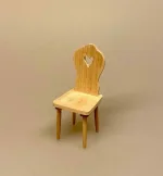 Miniature Køkkenstol med hjerte Natur, stol, dukkestol, dukkehus, dukkemøbler, dukkehusmøbler, miniature, 1:12, køkkenstol, symbolsk, gave, gavekort, nisser, nisse, tilbehør, ting til, dukkehuset, julepynt, opstilling, nissedør, nissehus, nissebo, birgitte frigast, biti, ribe, almue, bonde,