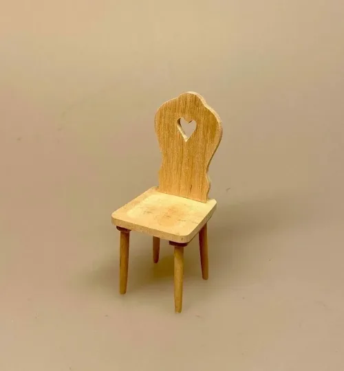 Miniature Køkkenstol med hjerte Natur, stol, dukkestol, dukkehus, dukkemøbler, dukkehusmøbler, miniature, 1:12, køkkenstol, symbolsk, gave, gavekort, nisser, nisse, tilbehør, ting til, dukkehuset, julepynt, opstilling, nissedør, nissehus, nissebo, birgitte frigast, biti, ribe, almue, bonde,