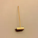 Miniature Kost, fejekost, gulv, rengøring, gøre rent, rengøringsfirma, rengøringskone, miniature, miniaturer, ting til, tilbehør, dukkehus, dukkehuset, nisser, nissebo, nissedør, sangskjuler, symbolsk, gave, gaveide, sosu, assistent, soso, 1:12, renlighed, biti, ribe
