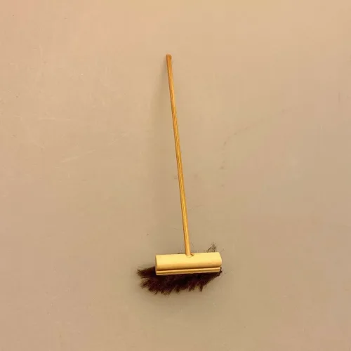 Miniature Kost, fejekost, gulv, rengøring, gøre rent, rengøringsfirma, rengøringskone, miniature, miniaturer, ting til, tilbehør, dukkehus, dukkehuset, nisser, nissebo, nissedør, sangskjuler, symbolsk, gave, gaveide, sosu, assistent, soso, 1:12, renlighed, biti, ribe