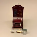 Miniature Chatol Mahogni, Miniature Kost, fejekost, gulv, rengøring, gøre rent, rengøringsfirma, rengøringskone, miniature, miniaturer, ting til, tilbehør, dukkehus, dukkehuset, nisser, nissebo, nissedør, sangskjuler, symbolsk, gave, gaveide, sosu, assistent, soso, 1:12, renlighed, biti, ribe