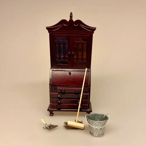 Miniature Chatol Mahogni, Miniature Kost, fejekost, gulv, rengøring, gøre rent, rengøringsfirma, rengøringskone, miniature, miniaturer, ting til, tilbehør, dukkehus, dukkehuset, nisser, nissebo, nissedør, sangskjuler, symbolsk, gave, gaveide, sosu, assistent, soso, 1:12, renlighed, biti, ribe