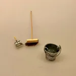Miniature Kost, fejekost, gulv, rengøring, gøre rent, rengøringsfirma, rengøringskone, miniature, miniaturer, ting til, tilbehør, dukkehus, dukkehuset, nisser, nissebo, nissedør, sangskjuler, symbolsk, gave, gaveide, sosu, assistent, soso, 1:12, renlighed, biti, ribe