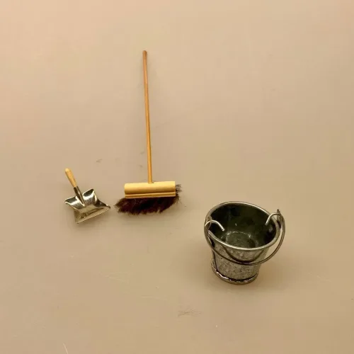 Miniature Kost, fejekost, gulv, rengøring, gøre rent, rengøringsfirma, rengøringskone, miniature, miniaturer, ting til, tilbehør, dukkehus, dukkehuset, nisser, nissebo, nissedør, sangskjuler, symbolsk, gave, gaveide, sosu, assistent, soso, 1:12, renlighed, biti, ribe
