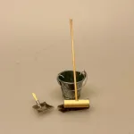 Miniature Kost, fejekost, gulv, rengøring, gøre rent, rengøringsfirma, rengøringskone, miniature, miniaturer, ting til, tilbehør, dukkehus, dukkehuset, nisser, nissebo, nissedør, sangskjuler, symbolsk, gave, gaveide, sosu, assistent, soso, 1:12, renlighed, biti, ribe