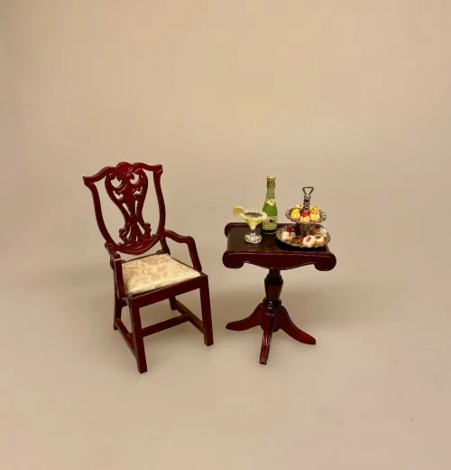 Miniature Sidebord Rektangulært Mahogni, sidebord, lampebord, miniaturer, dukkehus, tilbehør, ting til, dukkehusting, dukkehusmøbler, dukkestue, mahogni, 1:12, nisser, nissedør, julepynt, nissehus, nissebo, nisseting, biti, ribe, symbolsk, gave, gavekort, sangskjuler, titte, kikkasse,