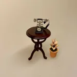 Miniature Sidebord Rundt Mahogni, lille, sidebord, lampebord, træbord, dukkehus, dukkehusmøbler, dukkehusting, dukkehustilbehør, dukkehuset, dukkestue, dukkemøbler, biti, ribe, nisser, til, tilbehør, 1:12, nissebo, nissedør