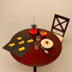 Miniature Skål med risengrød eller ris a la mande, julegrød, nissegrød, nissemad, nisser, nissebo, flytter ind, nissedør, nissen, birgitte frigast, dukkehus, dukkehusting, ting, til, tilbehør, miniaturer, dukkestue, jul i, dukkemad, 1:12, sætterkasse, sætterkassen, sættekasse, biti, ribe