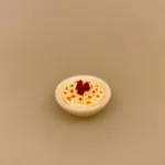 Miniature Skål med risengrød eller ris a la mande, julegrød, nissegrød, nissemad, nisser, nissebo, flytter ind, nissedør, nissen, birgitte frigast, dukkehus, dukkehusting, ting, til, tilbehør, miniaturer, dukkestue, jul i, dukkemad, 1:12, sætterkasse, sætterkassen, sættekasse, biti, ribe