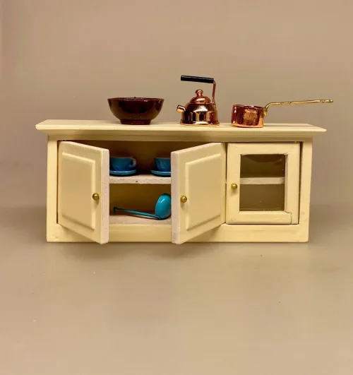 Miniature Skænk med Skabe Creme, køkkenskab, overskab, vægskab, lav, skænk, lavt, køkkenmøbel, modul, køkkenmøbel, dukkekøkken, dukkehus, nisse, køkken, nisser, nissedør, nissebo, nissehus, dukkehusting, dukkehustilbehør, tilbehør, ting, til, klinik, tandlæge, skænk, skab, kommode, buffet, laboratorium, forskning, kemi, fysik, kemilokale, forsøg, naturvidenskab, lærer, uddannet, færdig, symbolsk, gave, kemiingeniør, biokemi, biolog, , dukkehusmøbler, dukkestue, miniaturer, miniature, små, møbler, sjov, gavekort, færdig, uddannet, bevis, biti, ribe, apoteker