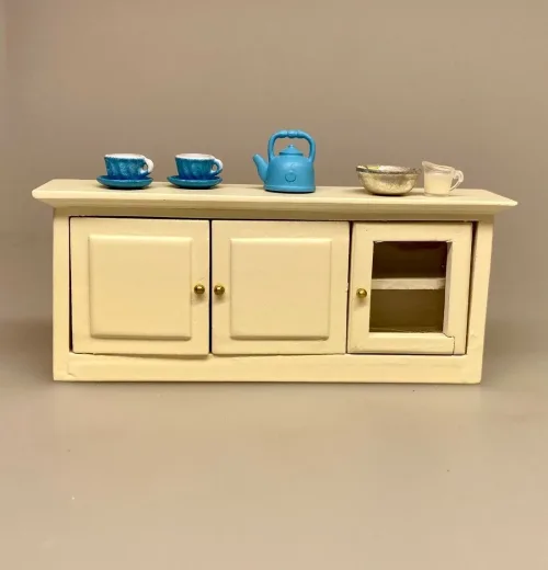 Miniature Skænk med Skabe Creme, køkkenskab, overskab, vægskab, lav, skænk, lavt, køkkenmøbel, modul, køkkenmøbel, dukkekøkken, dukkehus, nisse, køkken, nisser, nissedør, nissebo, nissehus, dukkehusting, dukkehustilbehør, tilbehør, ting, til, klinik, tandlæge, skænk, skab, kommode, buffet, laboratorium, forskning, kemi, fysik, kemilokale, forsøg, naturvidenskab, lærer, uddannet, færdig, symbolsk, gave, kemiingeniør, biokemi, biolog, , dukkehusmøbler, dukkestue, miniaturer, miniature, små, møbler, sjov, gavekort, færdig, uddannet, bevis, biti, ribe, apoteker