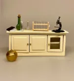 Miniature Skænk med Skabe Creme, køkkenskab, overskab, vægskab, lav, skænk, lavt, køkkenmøbel, modul, køkkenmøbel, dukkekøkken, dukkehus, nisse, køkken, nisser, nissedør, nissebo, nissehus, dukkehusting, dukkehustilbehør, tilbehør, ting, til, klinik, tandlæge, skænk, skab, kommode, buffet, laboratorium, forskning, kemi, fysik, kemilokale, forsøg, naturvidenskab, lærer, uddannet, færdig, symbolsk, gave, kemiingeniør, biokemi, biolog, , dukkehusmøbler, dukkestue, miniaturer, miniature, små, møbler, sjov, gavekort, færdig, uddannet, bevis, biti, ribe, apoteker