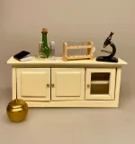 Miniature Skænk med Skabe Creme, køkkenskab, overskab, vægskab, lav, skænk, lavt, køkkenmøbel, modul, køkkenmøbel, dukkekøkken, dukkehus, nisse, køkken, nisser, nissedør, nissebo, nissehus, dukkehusting, dukkehustilbehør, tilbehør, ting, til, klinik, tandlæge, skænk, skab, kommode, buffet, laboratorium, forskning, kemi, fysik, kemilokale, forsøg, naturvidenskab, lærer, uddannet, færdig, symbolsk, gave, kemiingeniør, biokemi, biolog, , dukkehusmøbler, dukkestue, miniaturer, miniature, små, møbler, sjov, gavekort, færdig, uddannet, bevis, biti, ribe, apoteker