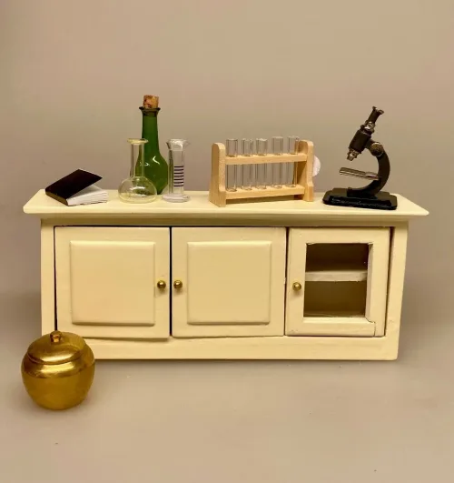 Miniature Skænk med Skabe Creme, køkkenskab, overskab, vægskab, lav, skænk, lavt, køkkenmøbel, modul, køkkenmøbel, dukkekøkken, dukkehus, nisse, køkken, nisser, nissedør, nissebo, nissehus, dukkehusting, dukkehustilbehør, tilbehør, ting, til, klinik, tandlæge, skænk, skab, kommode, buffet, laboratorium, forskning, kemi, fysik, kemilokale, forsøg, naturvidenskab, lærer, uddannet, færdig, symbolsk, gave, kemiingeniør, biokemi, biolog, , dukkehusmøbler, dukkestue, miniaturer, miniature, små, møbler, sjov, gavekort, færdig, uddannet, bevis, biti, ribe, apoteker