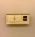 Miniature Skænk med Skabe Creme, køkkenskab, overskab, vægskab, lav, skænk, lavt, køkkenmøbel, modul, køkkenmøbel, dukkekøkken, dukkehus, nisse, køkken, nisser, nissedør, nissebo, nissehus, dukkehusting, dukkehustilbehør, tilbehør, ting, til, klinik, tandlæge, skænk, skab, kommode, buffet, laboratorium, forskning, kemi, fysik, kemilokale, forsøg, naturvidenskab, lærer, uddannet, færdig, symbolsk, gave, kemiingeniør, biokemi, biolog, , dukkehusmøbler, dukkestue, miniaturer, miniature, små, møbler, sjov, gavekort, færdig, uddannet, bevis, biti, ribe, apoteker