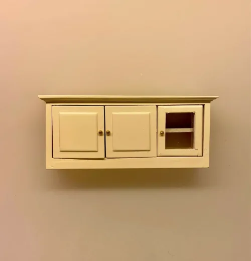 Miniature Skænk med Skabe Creme, køkkenskab, overskab, vægskab, lav, skænk, lavt, køkkenmøbel, modul, køkkenmøbel, dukkekøkken, dukkehus, nisse, køkken, nisser, nissedør, nissebo, nissehus, dukkehusting, dukkehustilbehør, tilbehør, ting, til, klinik, tandlæge, skænk, skab, kommode, buffet, laboratorium, forskning, kemi, fysik, kemilokale, forsøg, naturvidenskab, lærer, uddannet, færdig, symbolsk, gave, kemiingeniør, biokemi, biolog, , dukkehusmøbler, dukkestue, miniaturer, miniature, små, møbler, sjov, gavekort, færdig, uddannet, bevis, biti, ribe, apoteker