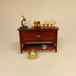 Miniature Skænk med skabe Mahogni, skænk, skab, kommode, buffet, laboratorium, forskning, kemi, fysik, kemilokale, forsøg, naturvidenskab, lærer, uddannet, færdig, symbolsk, gave, kemiingeniør, biokemu, biolog, dukkehus, dukkehusmøbler, ting til, tilbehør, nisser, dukkestue, miniaturer, miniature, små, møbler, sjov, gavekort, færdig, uddannet, bevis, biti, ribe, apoteker