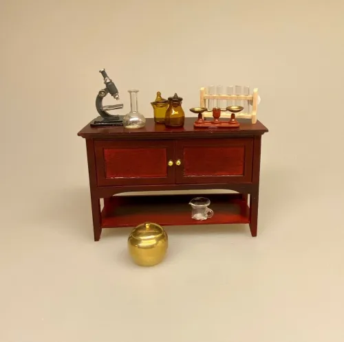 Miniature Skænk med skabe Mahogni, skænk, skab, kommode, buffet, laboratorium, forskning, kemi, fysik, kemilokale, forsøg, naturvidenskab, lærer, uddannet, færdig, symbolsk, gave, kemiingeniør, biokemu, biolog, dukkehus, dukkehusmøbler, ting til, tilbehør, nisser, dukkestue, miniaturer, miniature, små, møbler, sjov, gavekort, færdig, uddannet, bevis, biti, ribe, apoteker