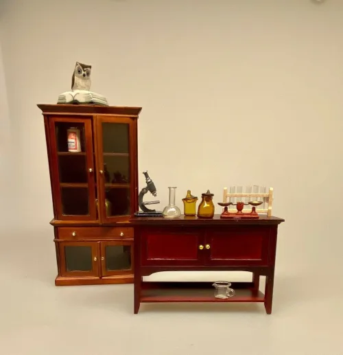 Miniature Skænk med skabe Mahogni, skænk, skab, kommode, buffet, laboratorium, forskning, kemi, fysik, kemilokale, forsøg, naturvidenskab, lærer, uddannet, færdig, symbolsk, gave, kemiingeniør, biokemu, biolog, dukkehus, dukkehusmøbler, ting til, tilbehør, nisser, dukkestue, miniaturer, miniature, små, møbler, sjov, gavekort, færdig, uddannet, bevis, biti, ribe, apoteker