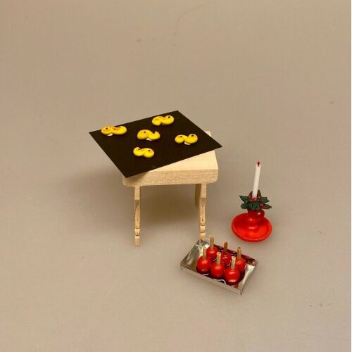 Miniature Skammel natur træ, umalet, Miniature Kandiserede Æbler, naturfarvet, lyst træ, taburet, fodskammel, gymnastikskammel, nisser, nisserne, nissedør, nissebo, nissehus, badeværelse, dukkehus, dukkehusting, tilbehør, dukkehusmøbler, dukkemøbler, miniature, miniaturer, sætterkasse, sættekasse, ting til, 1:12, biti, ribe, sort sol, vadehavet,