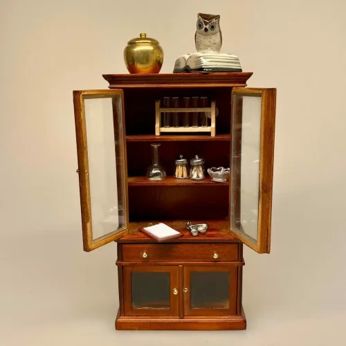 Miniature Skoleskab - Nød, fysik, biologi, naturfag, naturvidenskab, forskning, laboratorium, laboratorie, forsøg, videnskab, færdig, symbolsk, gave, sangskjuler, doktor, miniaturer, dukkehus, ting til, tilbehør, dukkehusting, dukkehustilbehør, skole, 1:12, små, småt, biti, ribe, nisser, nisseskole, birgitte frigast, skolestue,