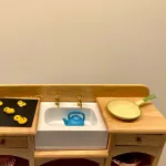 Miniature Stegepande Gul, emalje, stegepande, køkkentøj, miniature, miniaturer, sætterkasse, ting, til, tilbehør, sættekasse, dukkehus, nissebo, nisser, nissedør, julekalender, kalender, pakkekalender, sangskjuler, but first coffee, uventede gæster, emalje, glud og marstrand, madam gul, madam blå, biti, ribe, 1:12,, glud og marstrand