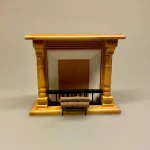 Miniature kamin i lyst træ med gitter, Miniature brænde på stativ, brænde, komfur, ovn, tænde op, gammeldags, dukkestue, dukkehus, miniaturer, til, ting, tilbehør, nisser, nissedør, nissehus, nissebo, nissetilbehør, birgitte frigast, god morgen nisser, dukkehusting, dukkehustilbehør, 1:12, skoven, jule, juleting, stilleben, snelandskab, biti, ribe