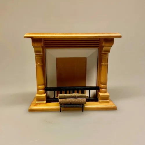Miniature kamin i lyst træ med gitter, Miniature brænde på stativ, brænde, komfur, ovn, tænde op, gammeldags, dukkestue, dukkehus, miniaturer, til, ting, tilbehør, nisser, nissedør, nissehus, nissebo, nissetilbehør, birgitte frigast, god morgen nisser, dukkehusting, dukkehustilbehør, 1:12, skoven, jule, juleting, stilleben, snelandskab, biti, ribe