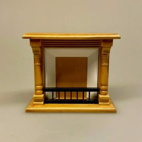 Miniature kamin i lyst træ med gitter, Miniature brænde på stativ, brænde, komfur, ovn, tænde op, gammeldags, dukkestue, dukkehus, miniaturer, til, ting, tilbehør, nisser, nissedør, nissehus, nissebo, nissetilbehør, birgitte frigast, god morgen nisser, dukkehusting, dukkehustilbehør, 1:12, skoven, jule, juleting, stilleben, snelandskab, biti, ribe, op på kaminhylden, glimmer på,