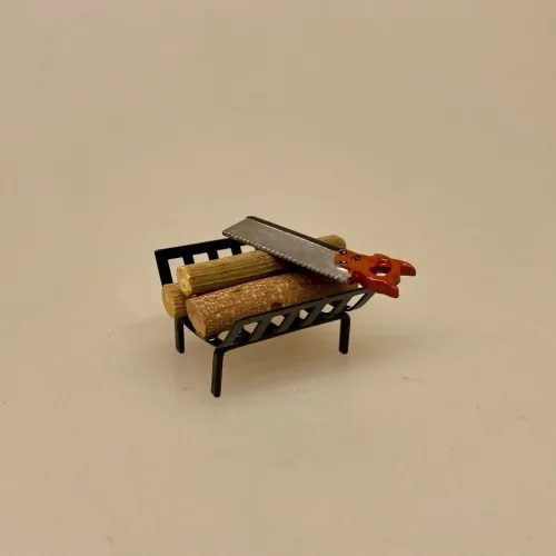 Miniature sav - Snedkersav , Miniature brænde på stativ, brænde, komfur, ovn, tænde op, gammeldags, dukkestue, dukkehus, miniaturer, til, ting, tilbehør, nisser, nissedør, nissehus, nissebo, nissetilbehør, birgitte frigast, god morgen nisser, dukkehusting, dukkehustilbehør, 1:12, skoven, jule, juleting, stilleben, snelandskab, biti, ribe