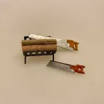 Miniature sav - Snedkersav , Miniature sav - Snedkersav , Miniature Skovhugger sav, Miniature brænde på stativ, brænde, komfur, ovn, tænde op, gammeldags, dukkestue, dukkehus, miniaturer, til, ting, tilbehør, nisser, nissedør, nissehus, nissebo, nissetilbehør, birgitte frigast, god morgen nisser, dukkehusting, dukkehustilbehør, 1:12, skoven, jule, juleting, stilleben, snelandskab, biti, ribe