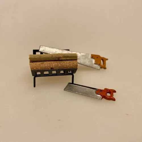 Miniature sav - Snedkersav , Miniature sav - Snedkersav , Miniature Skovhugger sav, Miniature brænde på stativ, brænde, komfur, ovn, tænde op, gammeldags, dukkestue, dukkehus, miniaturer, til, ting, tilbehør, nisser, nissedør, nissehus, nissebo, nissetilbehør, birgitte frigast, god morgen nisser, dukkehusting, dukkehustilbehør, 1:12, skoven, jule, juleting, stilleben, snelandskab, biti, ribe