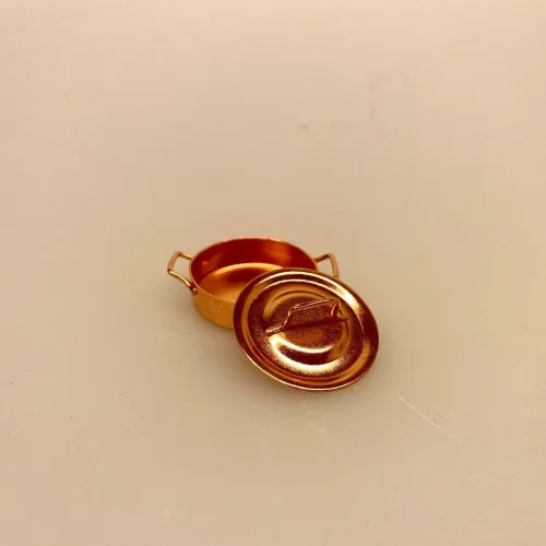 Miniature kobber gryde lav, kobbertøj, dukkekøkken, Miniature, kobbertøj, kobbergryder, kobber, stegepande, æbleskivepande, æbleskiver, æbleskivebagning, miniaturer, dukkehus, dukkehuset, dukkehusting, dukkehustilbehør, nisser, nisseting, nissetilbehør, nissedør, sættekasse, sætterkasse, sættekasseting, ting til sætterkassen, 1:12, biti, ribe