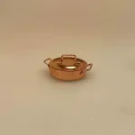 Miniature kobber gryde lav, kobbertøj, dukkekøkken, Miniature, kobbertøj, kobbergryder, kobber, stegepande, æbleskivepande, æbleskiver, æbleskivebagning, miniaturer, dukkehus, dukkehuset, dukkehusting, dukkehustilbehør, nisser, nisseting, nissetilbehør, nissedør, sættekasse, sætterkasse, sættekasseting, ting til sætterkassen, 1:12, biti, ribe