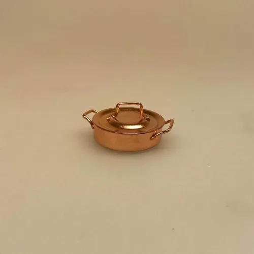 Miniature kobber gryde lav, kobbertøj, dukkekøkken, Miniature, kobbertøj, kobbergryder, kobber, stegepande, æbleskivepande, æbleskiver, æbleskivebagning, miniaturer, dukkehus, dukkehuset, dukkehusting, dukkehustilbehør, nisser, nisseting, nissetilbehør, nissedør, sættekasse, sætterkasse, sættekasseting, ting til sætterkassen, 1:12, biti, ribe