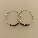 Creoler i sølv Ø 30 mm oxyderet S-mønster og kugle, Sølvøreringe, sølv smykker, ørenringe, øreringe, runde, ringe, hoops, creol, creoler, boho, boheme, chick, design, ægte sølv, sterling sølv, oxyderet, mønster, bevikling, snoning, pynt, street, cool, biti, ribe, sølv hoops,