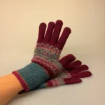 Eribé Strikkede Fingervanter Bordeaux Støvgrøn, Velvet, vinrød, mættede, dybe, farver, rubinrød, eksklusiv, smart, særlig, adel, landadel, engelsk, country side, fingerhandsker, vanter, strik, strikvanter, med fingre, tynde, varme, specielle, skotsk, uld, blød uld, bløde, varme, lune, smarte, elegante, lækre, luksus, kvalitet, smukke, diskrete, mønster, sarte farver, mønsterstrik, hønsestrik, med mønster, eribe, ribe, biti, skotland, gave, gaveide, julegave, accesseries, tilbehør, vinter