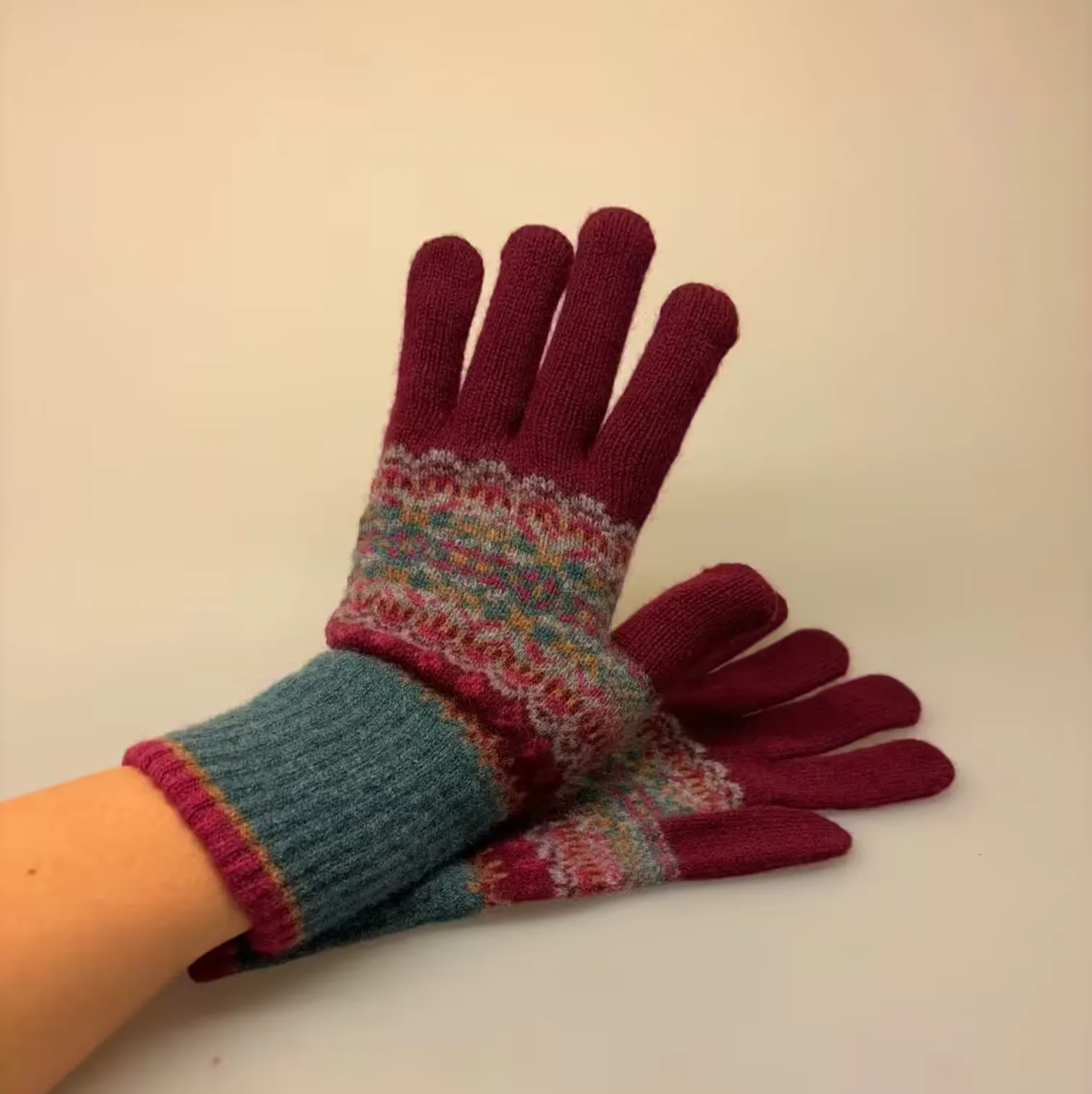 Eribé Strikkede Fingervanter Bordeaux Støvgrøn Eribé Strikkede Fingervanter Bordeaux Støvgrøn, Velvet, vinrød, mættede, dybe, farver, rubinrød, eksklusiv, smart, særlig, adel, landadel, engelsk, country side, fingerhandsker, vanter, strik, strikvanter, med fingre, tynde, varme, specielle, skotsk, uld, blød uld, bløde, varme, lune, smarte, elegante, lækre, luksus, kvalitet, smukke, diskrete, mønster, sarte farver, mønsterstrik, hønsestrik, med mønster, eribe, ribe, biti, skotland, gave, gaveide, julegave, accesseries, tilbehør, vinter