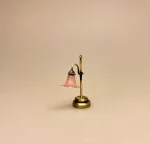 Miniature Bordlampe med Rosa Tulipan skærm, dukkehuslampe, lampe, bordlampe, plisse, plisseret skærm, messing, dukkehusting, dukkehustilbehør, miniaturer, biti, ribe, til nisser